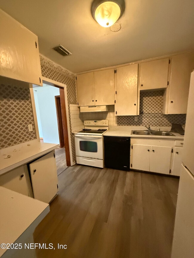 Photo - 1042 St Clair St