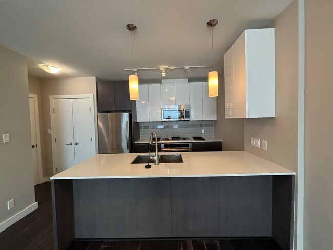 Photo - 5021-5511 Hollybridge Way Unit 5021