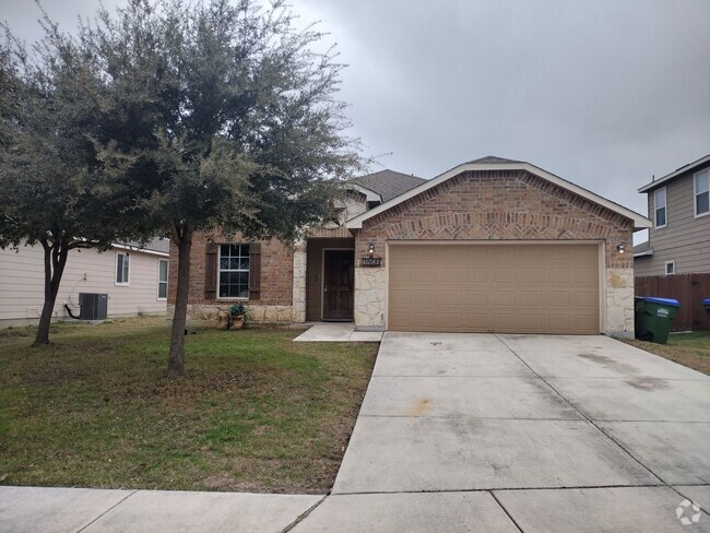 Building Photo - 3 Bedroom 2 Bath with covered patio Rental