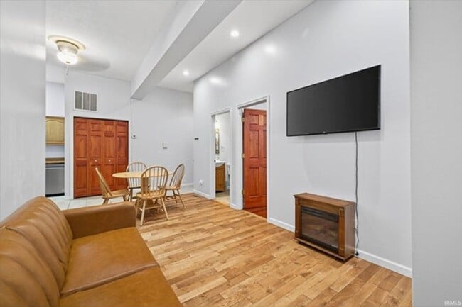 Photo - 2 bed, 2 bath Downtown Bloomington