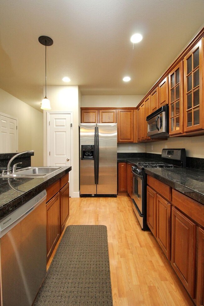 Spectacular Newer Construction Troutdale H... Rental House Rental in