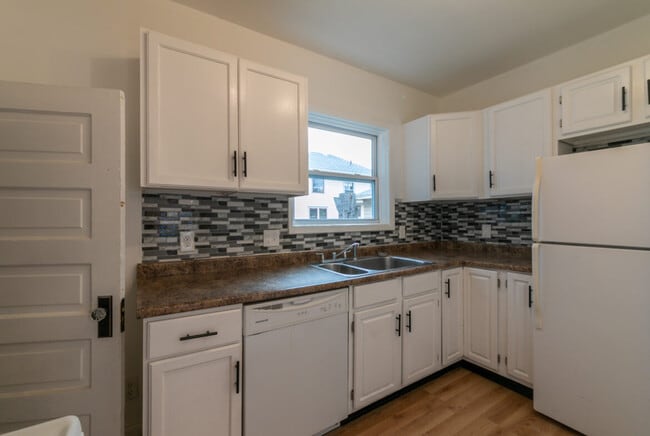 Photo - 418 W Saginaw St