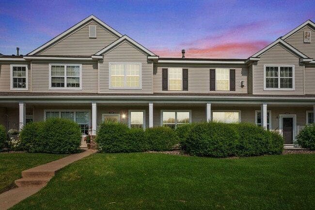 Building Photo - Freshly Remodeled 3bd 3ba Townhome for Ren...