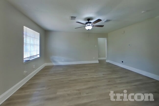 4427 Oakside Dr