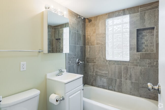 2BR, 1BA - 800SF - Bathroom
