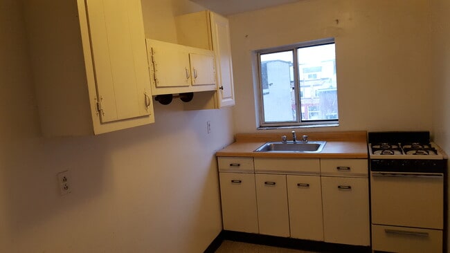 kitchen - 16 Melba Pl Unit #2