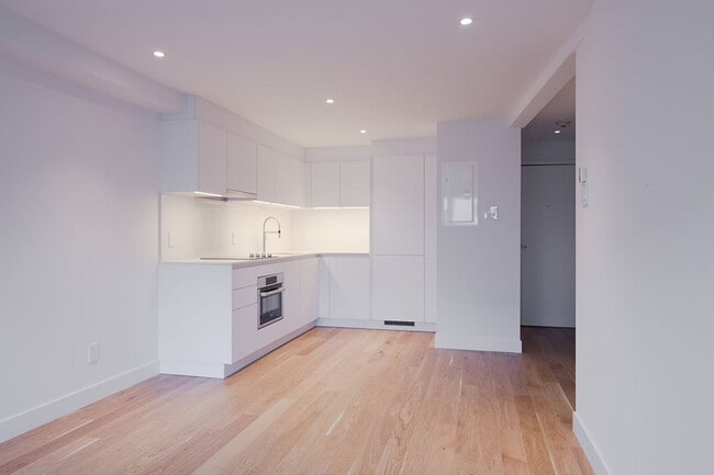 Building Photo - 4590 Chemin Queen Mary Unit 404