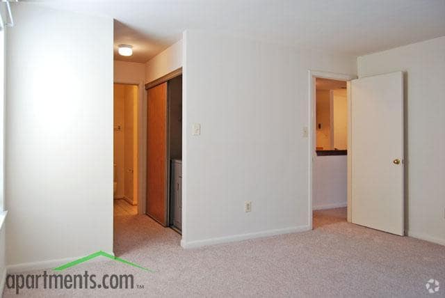 Bedroom - Oaks of Woodlawn