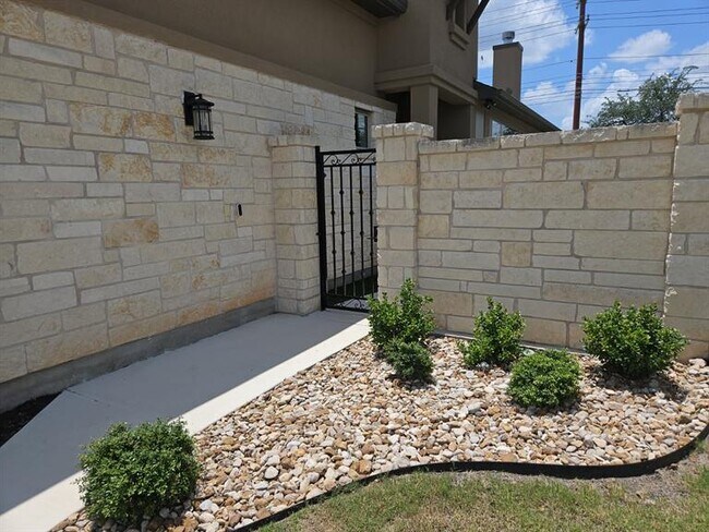 Photo - 904 Indian Hawthorne Dr