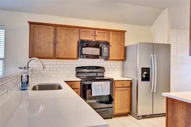 Photo - 356 Housefinch Loop