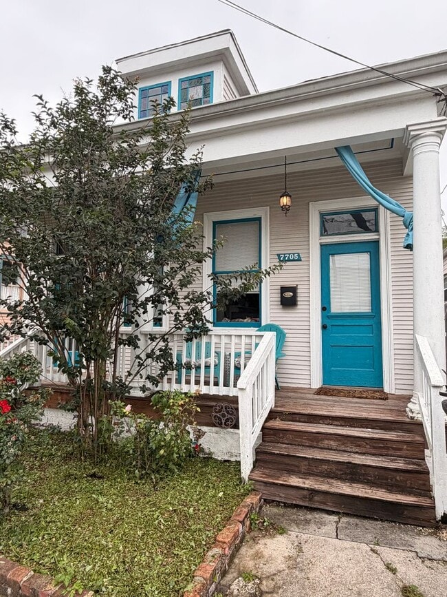 Building Photo - Spacious 1BD Shotgun, Uptown with Backyard!
