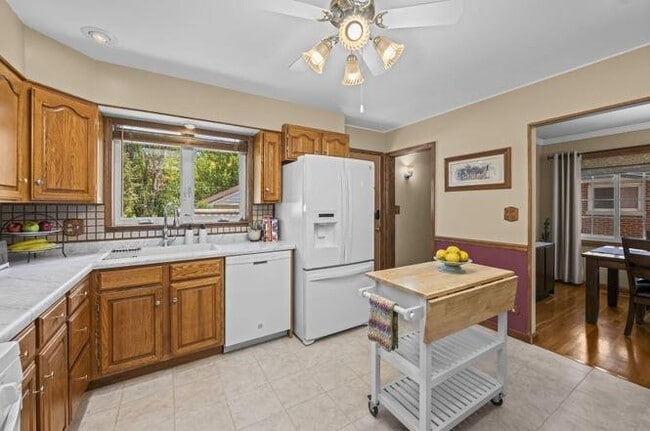 Photo - 932 Adelphi Rd