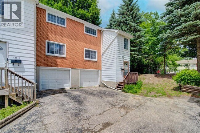 Photo - 645 Albert St