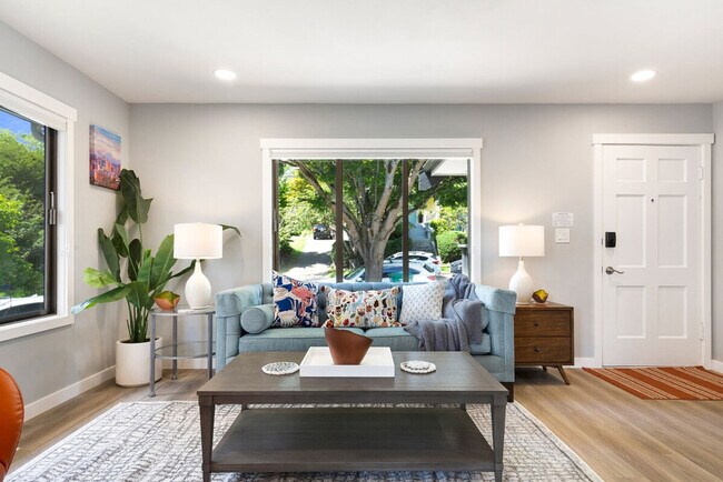 Building Photo - 4042 1st Ave NE Unit ID1341973P