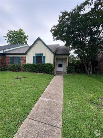 Building Photo - 815 Versailles St Rental