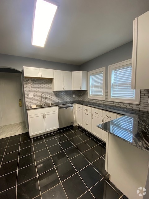 Building Photo - 2411 E Genesee St Unit 1 Rental