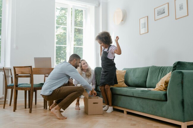 Niña feliz al ver el regalo de sus padres - Fountain Blue