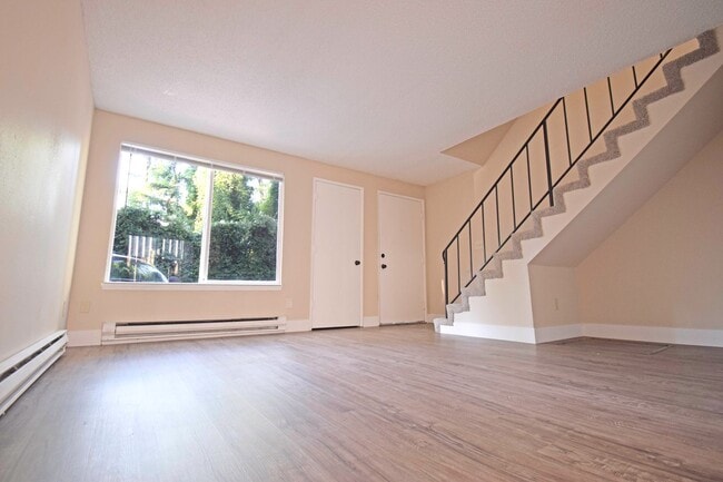Building Photo - Spacious 2 BR Townhome in SW Portland! W/S/G is Included