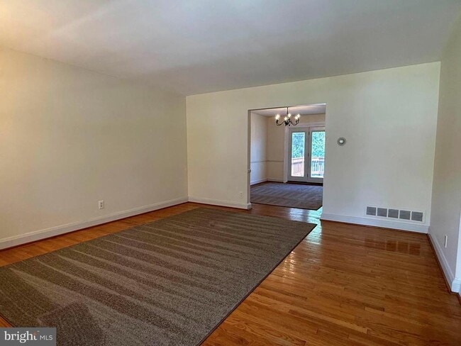 Photo - 1049 Winsford Rd