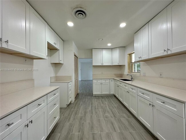 Building Photo - 912 NE 9th Ct Rental