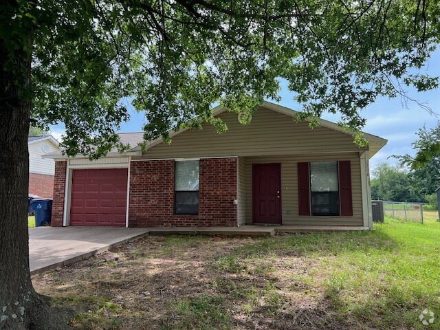 Building Photo - "Charming 3-Bedroom with 2 Full Baths in F... Rental