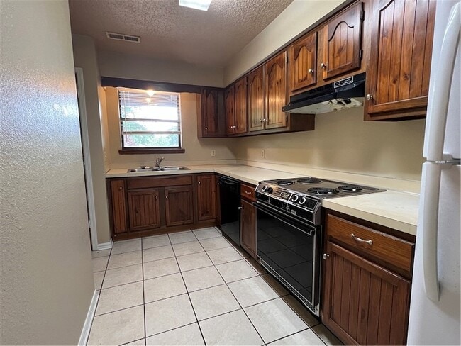 Photo - 2043 E Oaks Dr