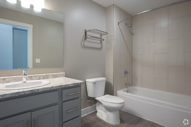2BR, 2BA - 973SF - Bathroom