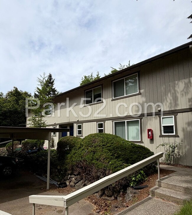 Building Photo - Updated 2 Bedroom University Place Townhome