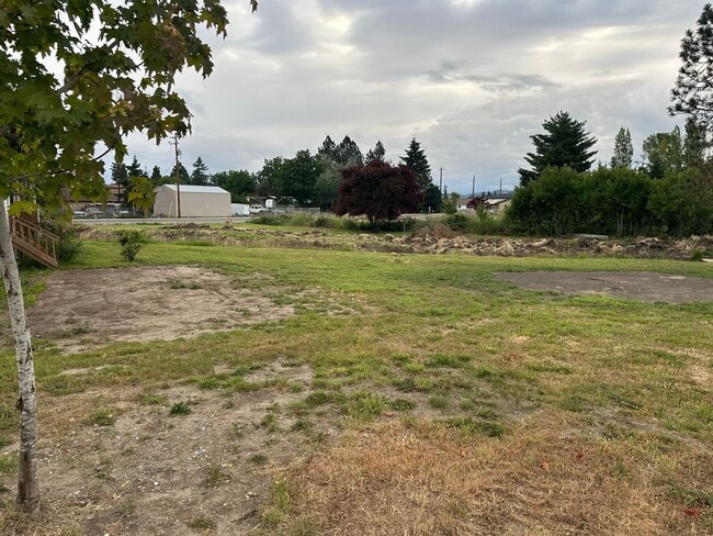Photo - Large 4 Bedroom 2 Bath 1 Story Home with L...