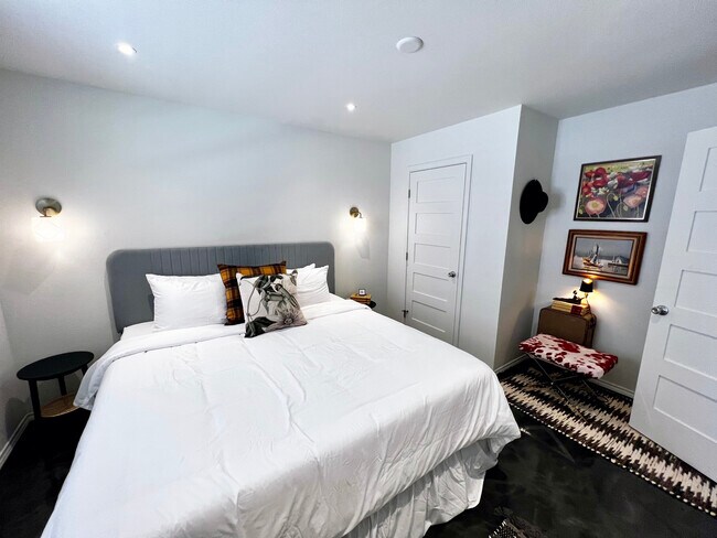 Photo - 300 w neil Armstrong pl Unidad FOUR