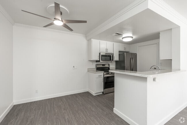 2BR, 2BA - 935SF - Kitchen