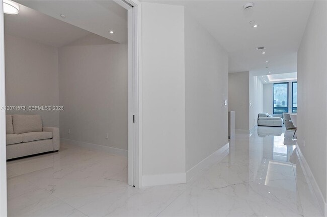 Photo - 100 South Pointe Dr Unit 910