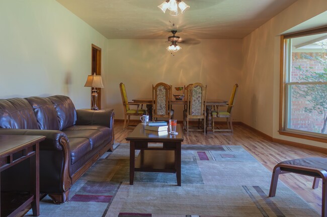 Photo - 1001 W Will Rogers Dr