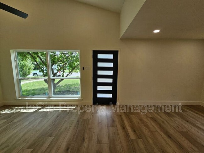 Photo - 1725 R Avenue