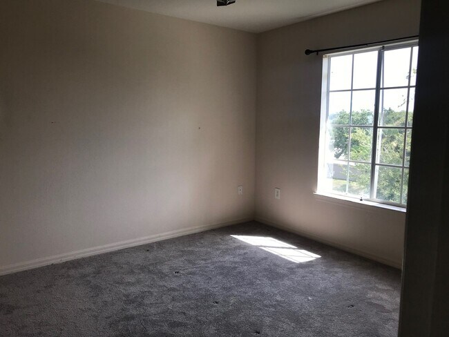 Building Photo - Conveniently located 2/2. Rental