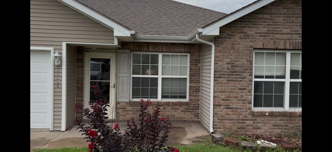 Building Photo - 6579 Jamie Ln Unit 6579 Jamie ln Mokane Mo 65251