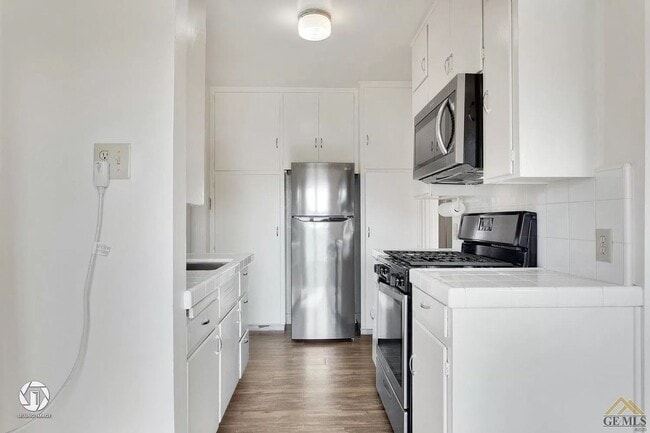 Building Photo - 1 Bedroom Bungalow w/Garage!