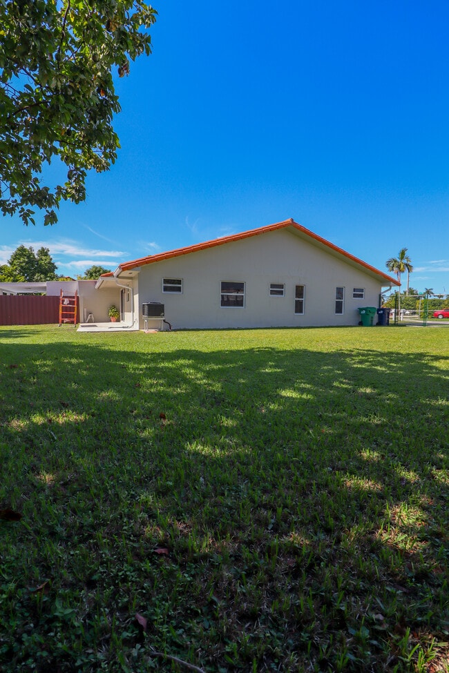 Building Photo - 10384 SW 9th Ter Unit 2-7A