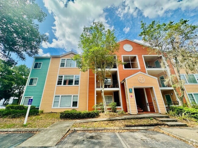 Building Photo - Newly Renovated 4BR/2BA Near UF - Resort-S... Rental