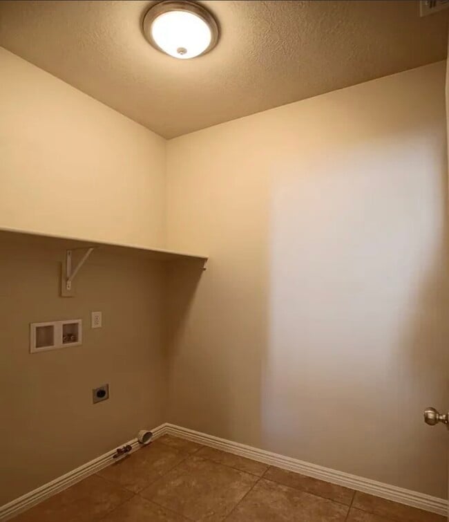 Photo - 1456 Clinton Way