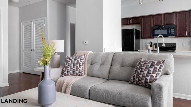 Photo - 14807 Woodland Hills Dr Unidad 5102
