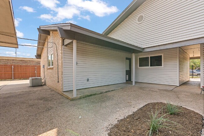 Photo - 3 Bed, 2 Bath Duplex (3rd bed is detached)