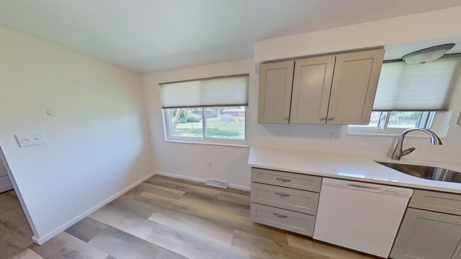 Photo - 4675 Holland St