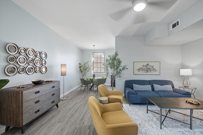 Sala de estar de Park at Cedar Lawn Apartments - Park at Cedar Lawn
