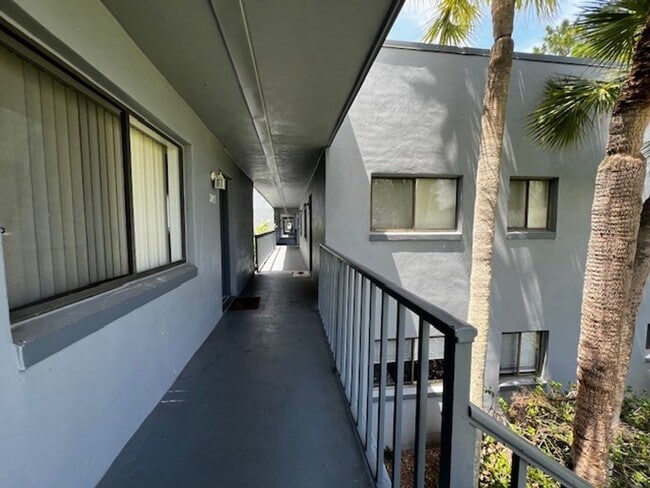 Photo - MOVE IN NOW!! 2ND FLOOR CORNER 2x2 UNIT WITH SCREENED IN PORCH! Unidad 219