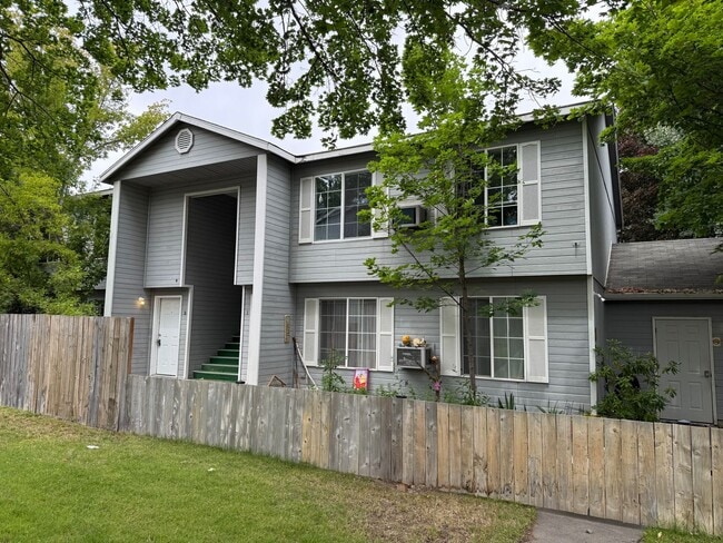 Building Photo - Ground Level 2 Bed/1 Bath in NW Redmond Fourplex Unit 2