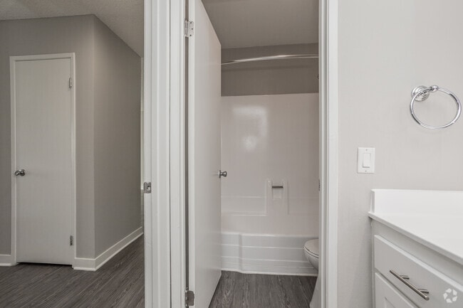 1BR, 1BA - 725 SF