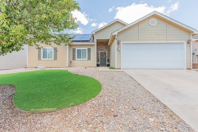 Building Photo - Conveniently located 3 Bedroom, 2 bath wit...