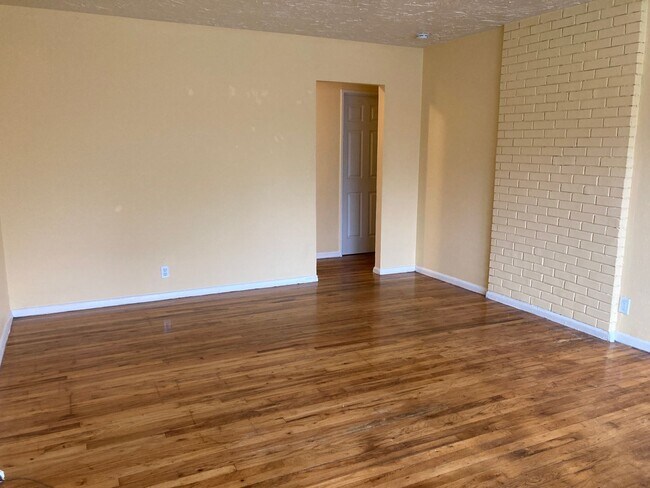 Photo - Charming Bungalow in Roselawn – Available ...