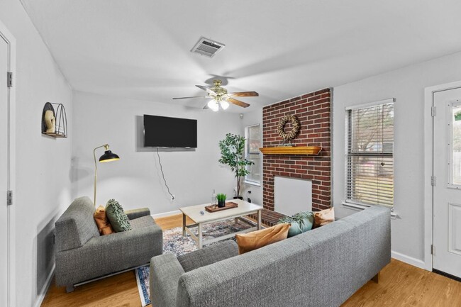 Photo - 13806 Cambourne Dr House
